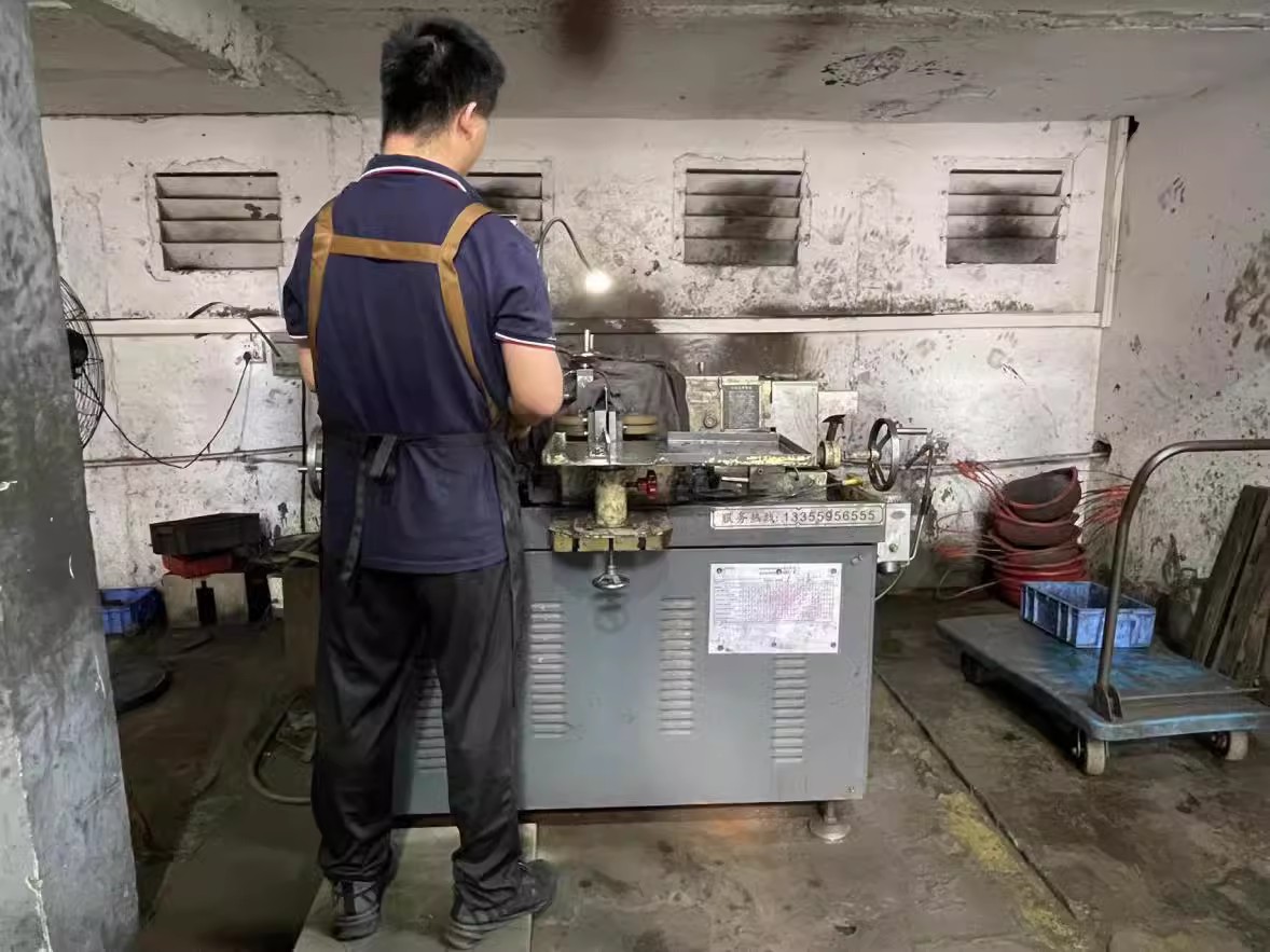 Fully automatic irregular shape grinding machine